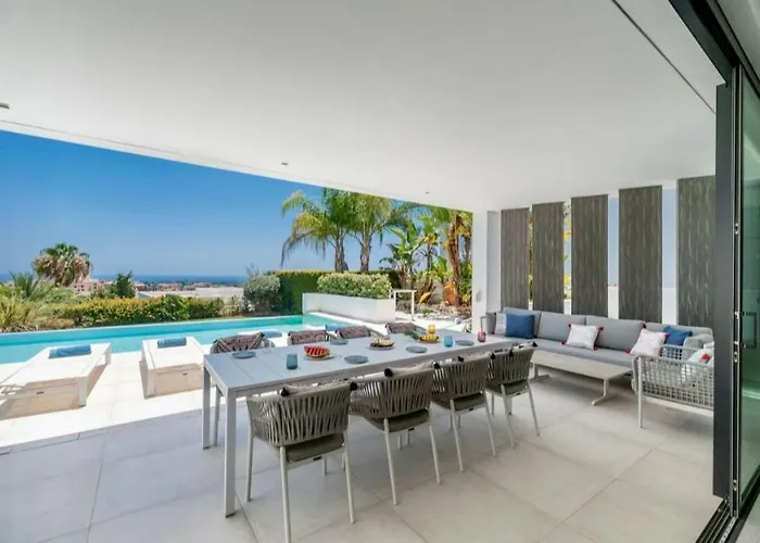 Luxury With Private Pool فيلة